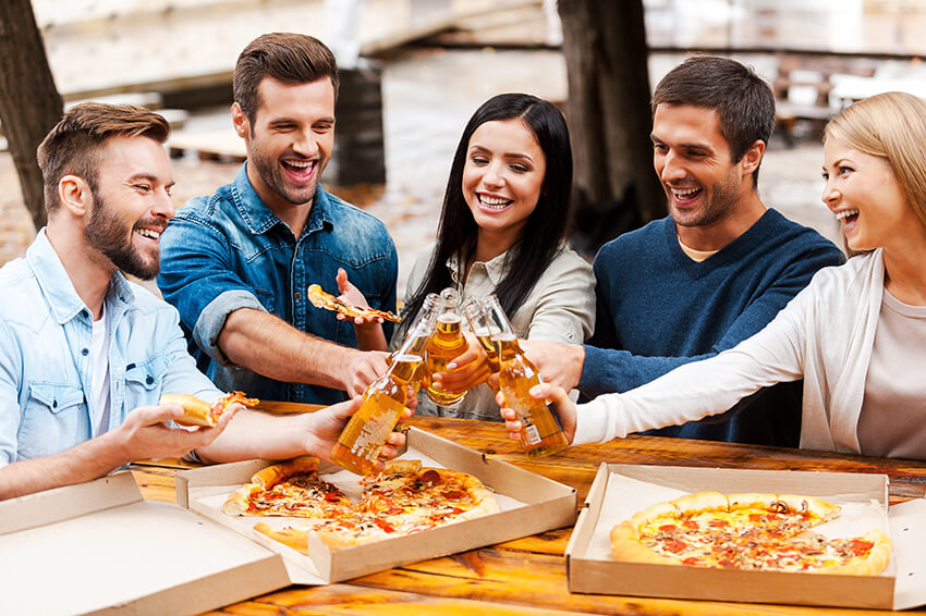 cheers-group-of-cheerful-young-people-eating-pizza-46XSSWV (1)